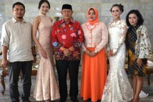 Bupati Kuningan berfoto bersama dengan 2 putri Kuningan yang akan mengikuti Miss Eart di Jakarta.
